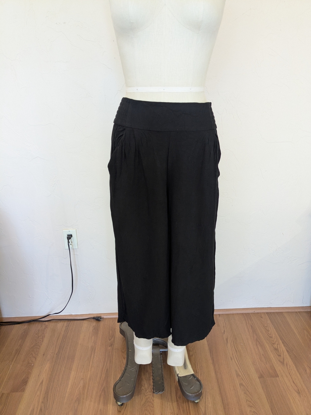 NWOT Black Wide-Leg Crop Pants With Elastic Waist And Pockets